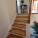 Die Holztreppe im Haus ist ein wichtiger Bestandteil.