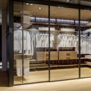 Begehbarer Kleiderschrank im Raum