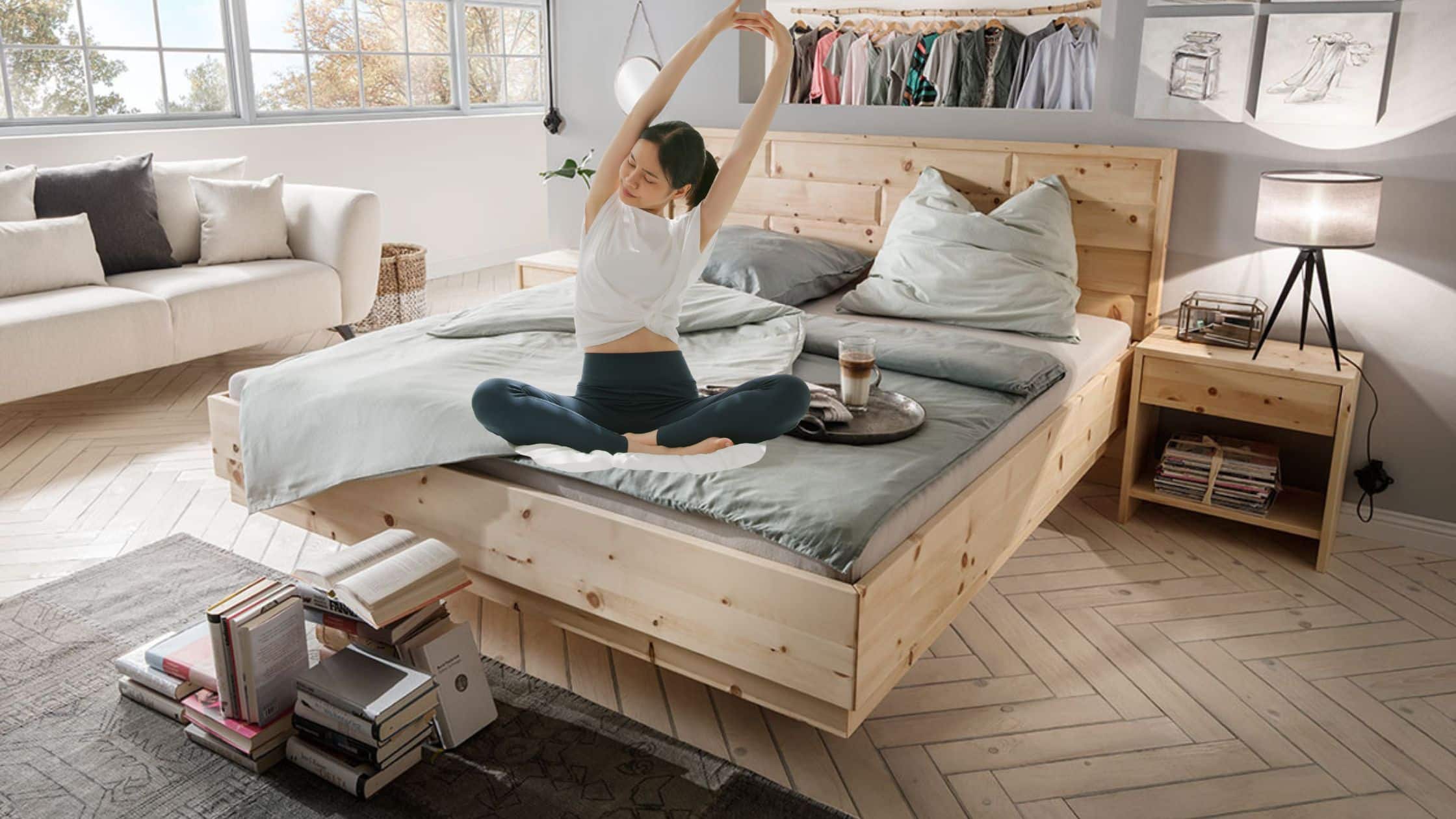 Helles Schlafzimmer mit Massivholzbett (z. B. Zirbe), ruhigen Farben und Leselampe; Person streckt sich morgens – Einrichtung, die Schlaf verbessern kann.