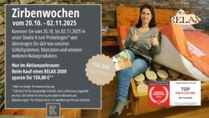 Werbebild „Zirbenwochen“ (20.10.–02.11.2025) im Studio K: Frau sitzt am RELAX-Bett/RELAX 2000 Tellersystem, zeigt Daumen hoch; Hinweis auf 150-€ Gutschein.
